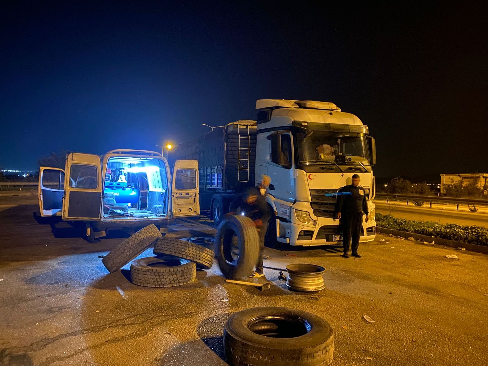Gece kamyon lastik değişimi ve yol yardım